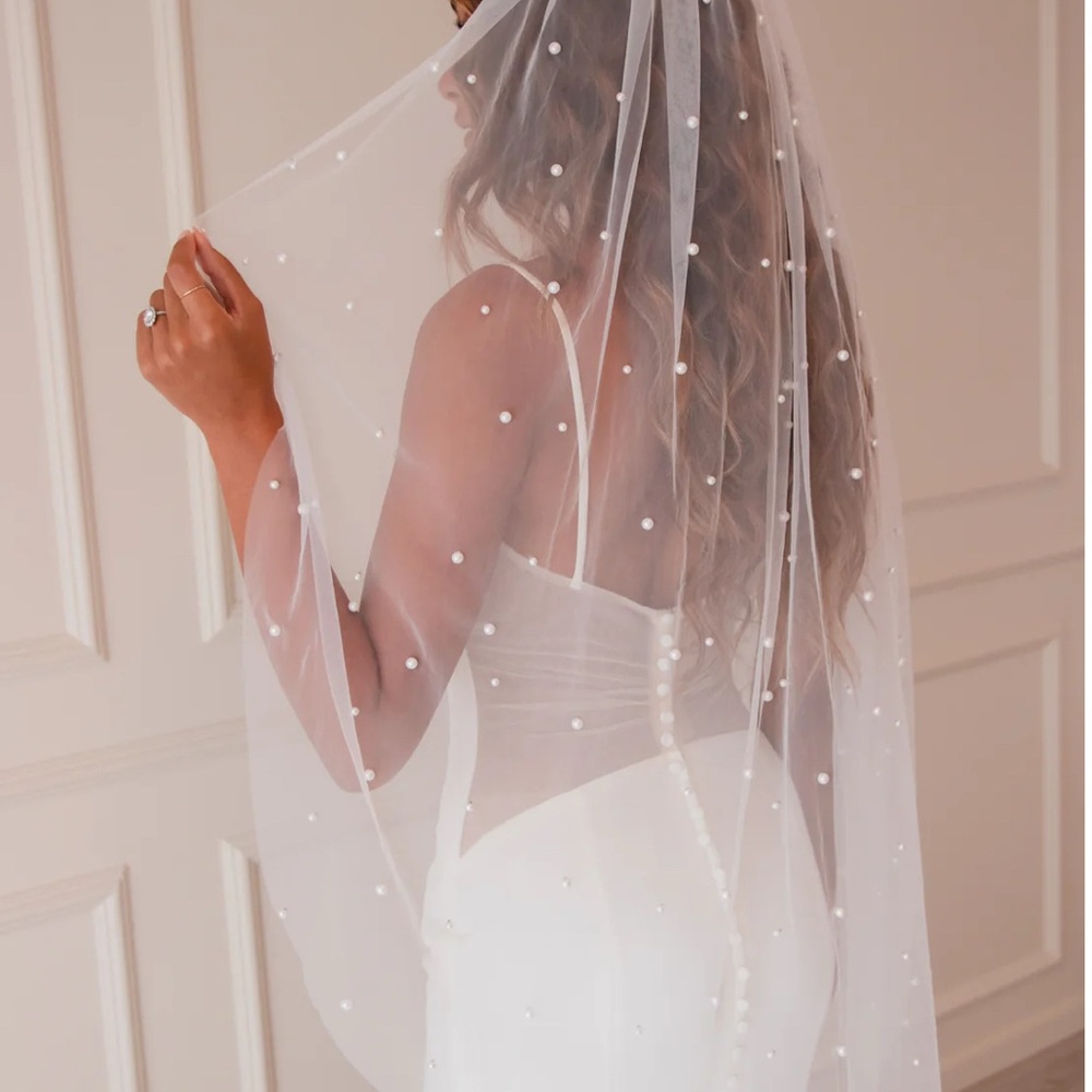Elegant White Pearl Veil